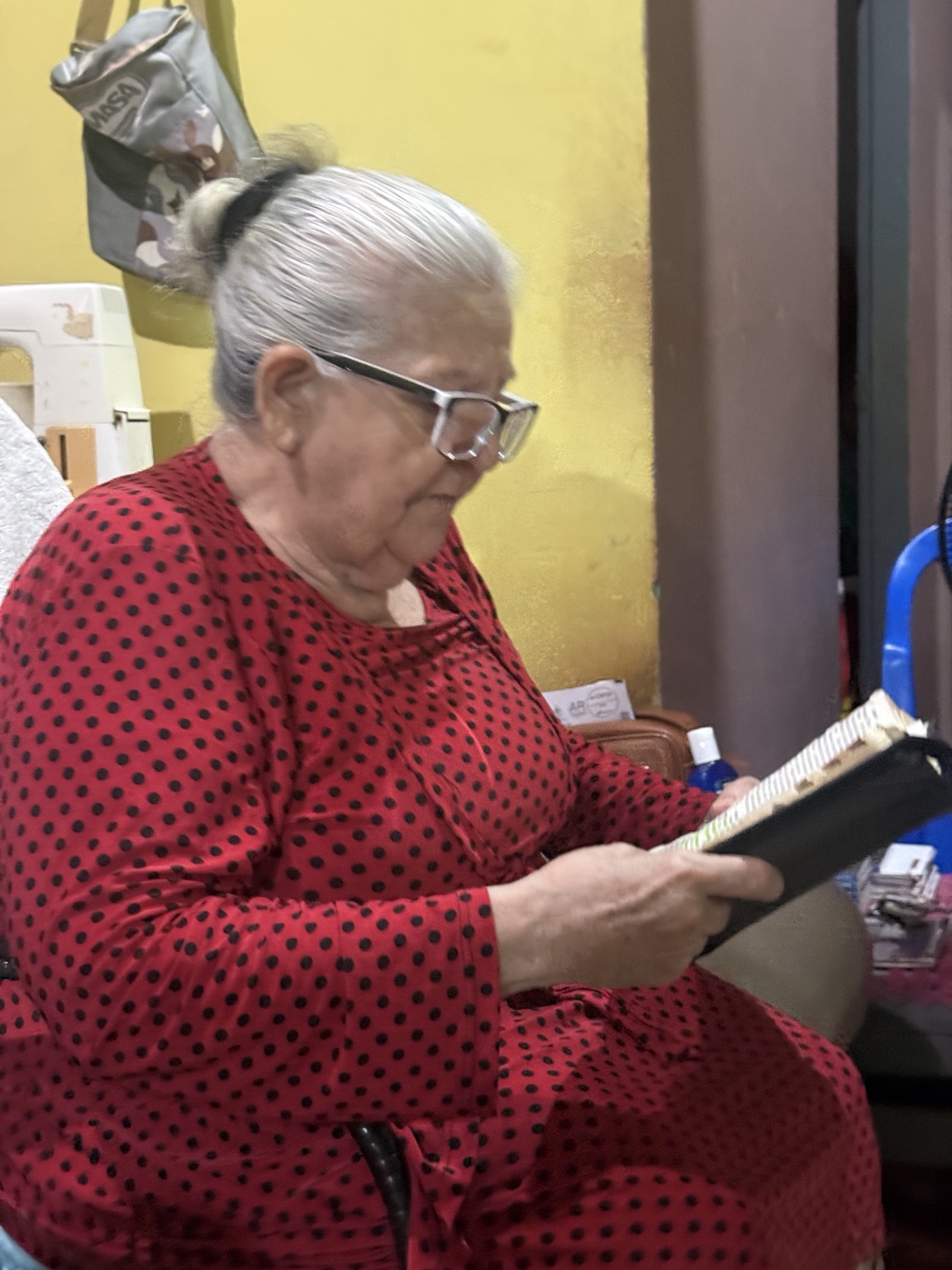 Irani Barbosa lendo a Bíblia