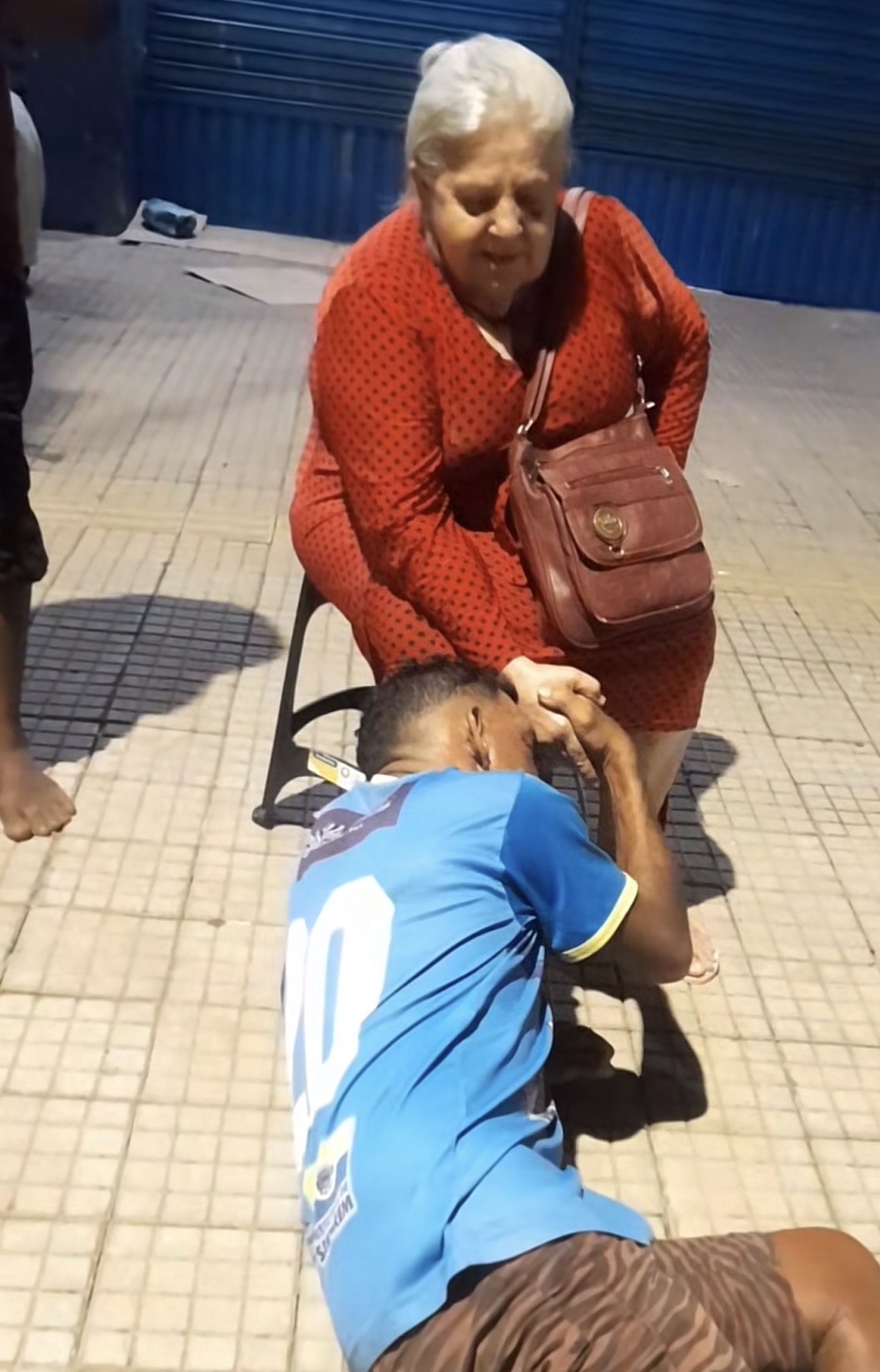 Irani orando por pessoa