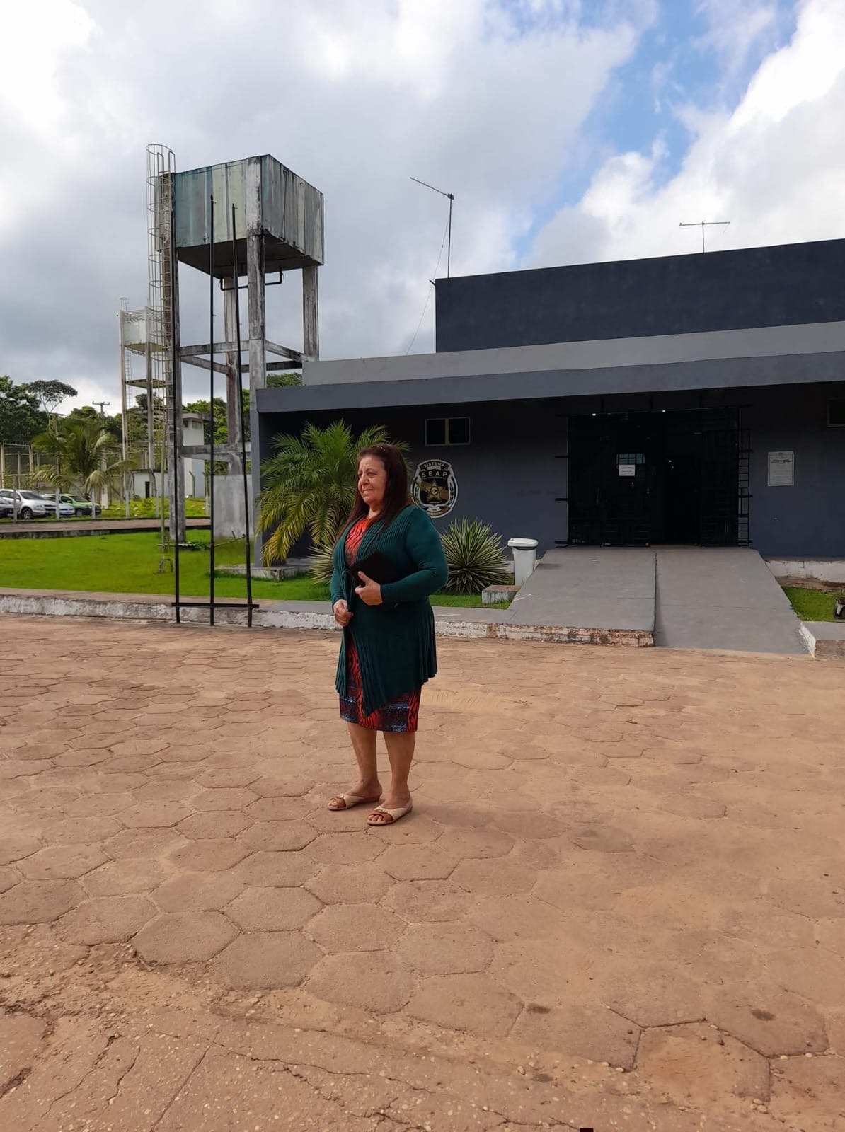 Irani Barbosa em frente a unidade prisional